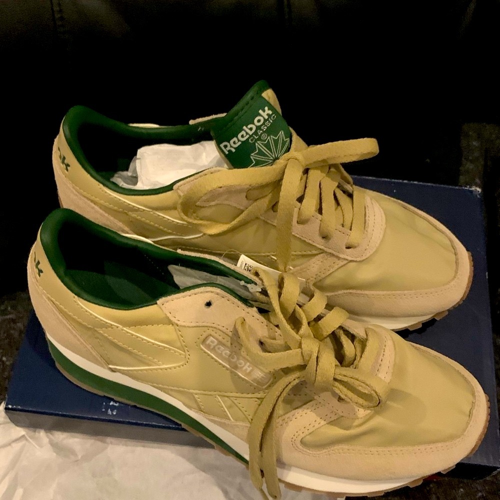 Women’s Reebok Classic Sneaker , size 6.5 UNISEX which equals a womens size 8